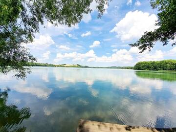 Фото номера Трехместный номер с видом на озеро Курортные отели SKOLIMÓWKA г. Хмельно 2